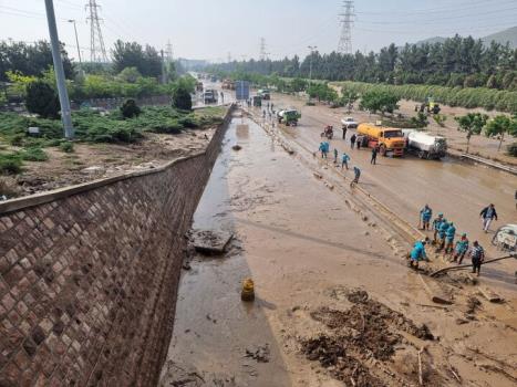 سیل جاده مشهد- میامی را مسدود کرد مسافران احتیاط کنند