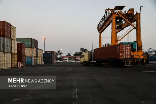 تخلیه موفق دو نگله فوق سنگین در اسکله 35 بندر شهید رجایی